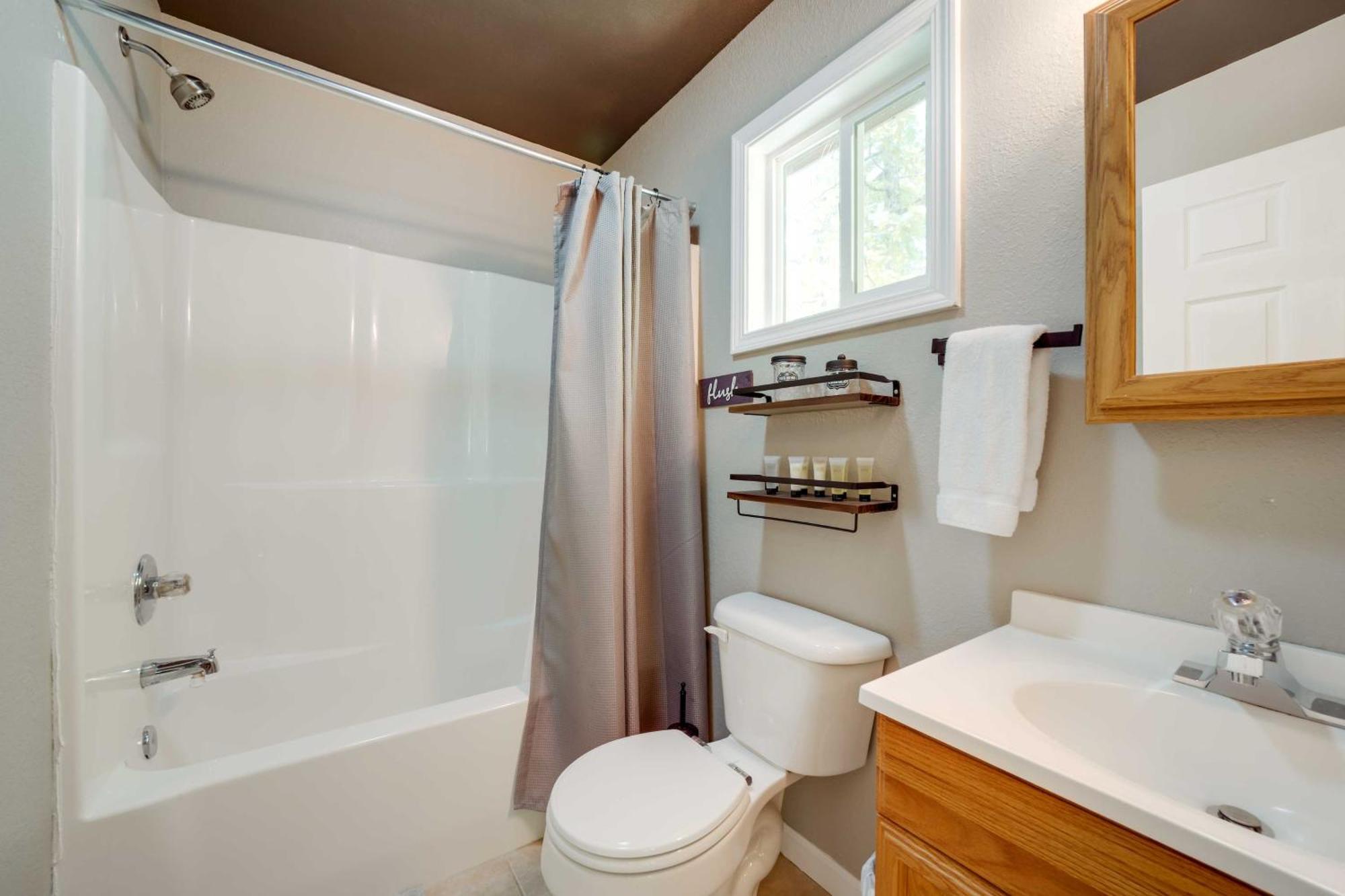 Cozy Whittier Cabin And Yard And Hot Tub, Pets Welcome Экстерьер фото