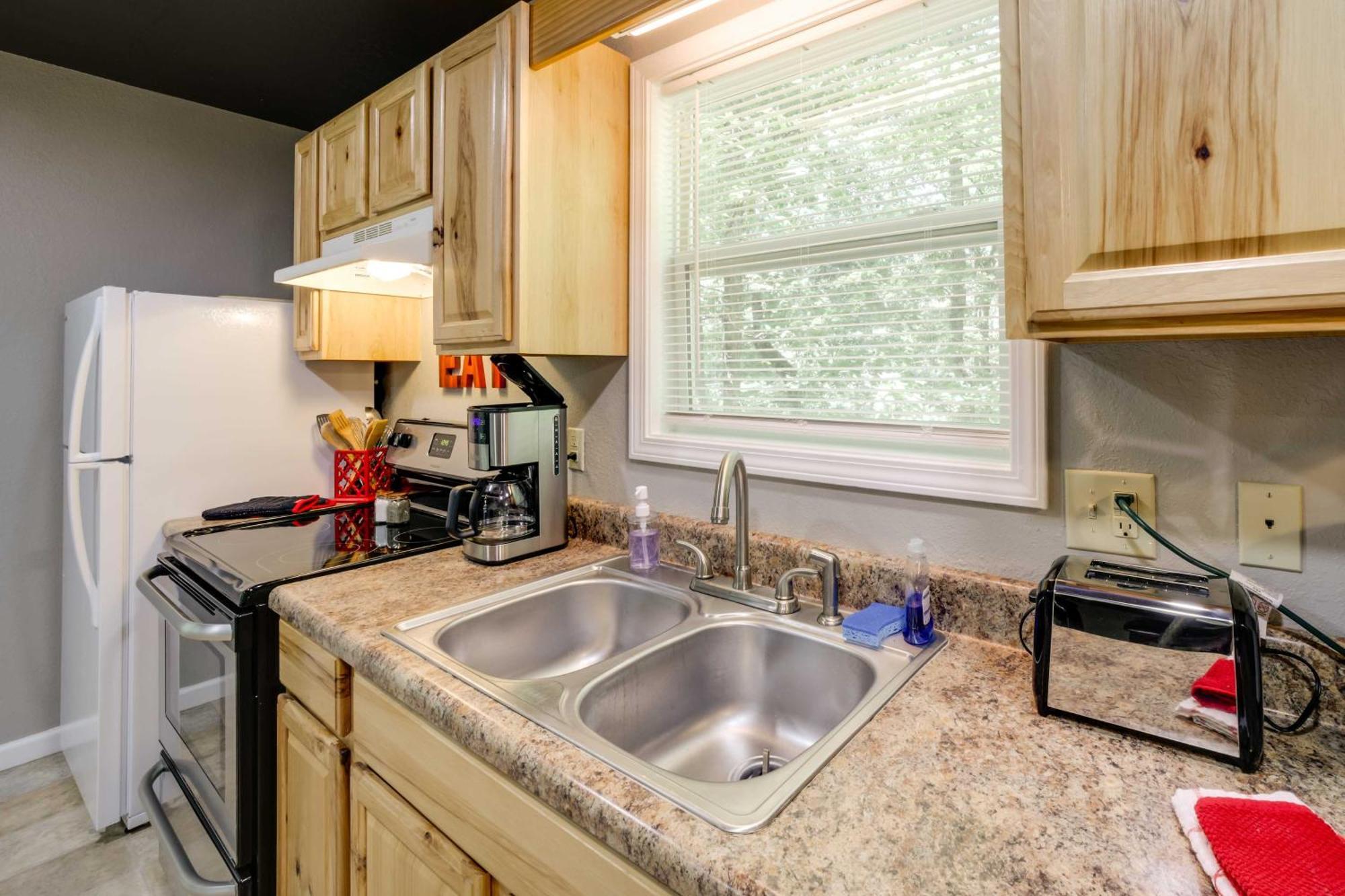 Cozy Whittier Cabin And Yard And Hot Tub, Pets Welcome Экстерьер фото